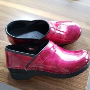 Sanita patent leather clogs size 38 fuschia